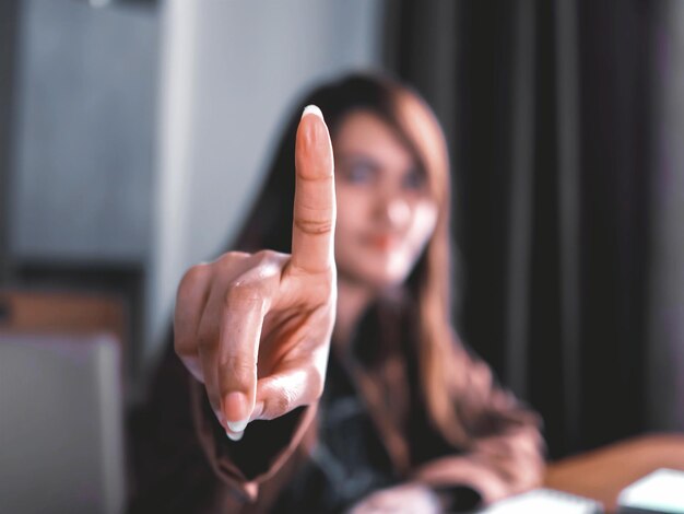 Photo close-up of woman showing finger