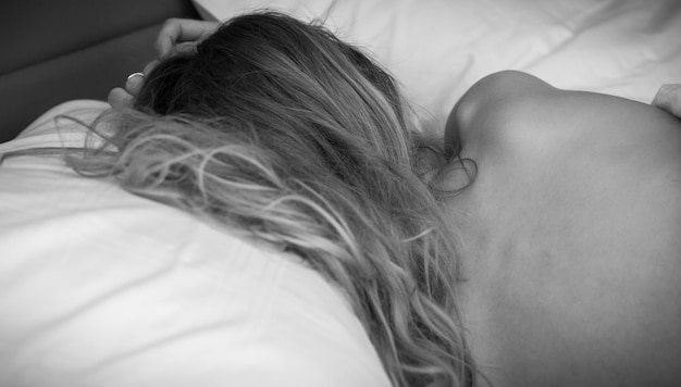 Photo close-up of woman sleeping in bed