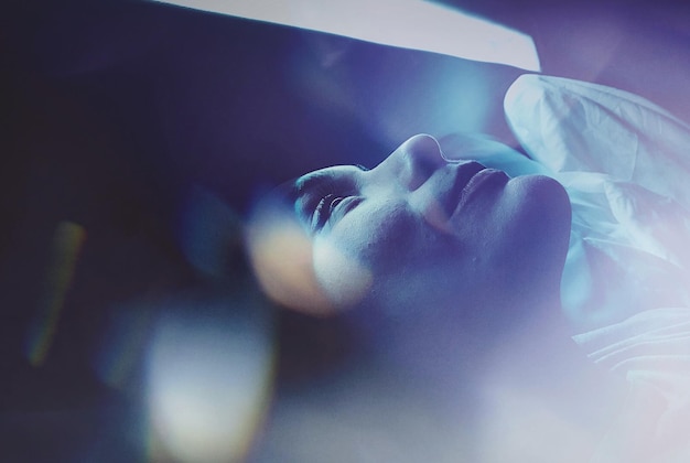 Photo close-up of woman sleeping on bed