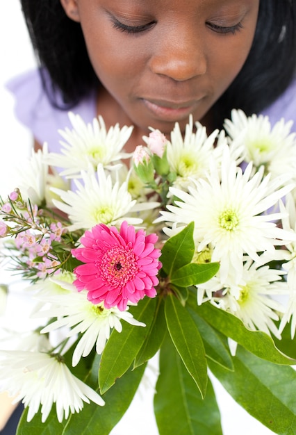 Foto primo piano di una donna che sente l'odore di fiori