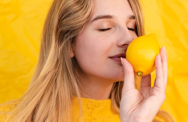 Limone sentente l'odore della donna del primo piano