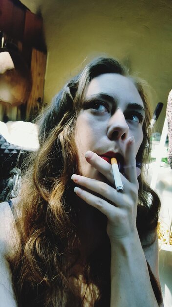 Photo close-up of woman smoking cigarette