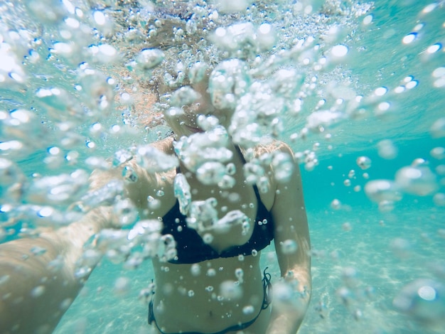 Foto close-up di una donna che nuota in piscina