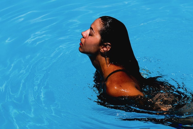 Foto close-up di una donna in piscina