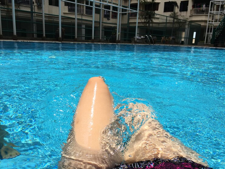 Photo close-up of woman swimming in pool