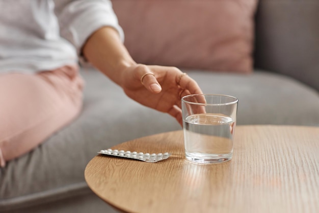 Foto close up di una donna che prende un bicchiere d'acqua