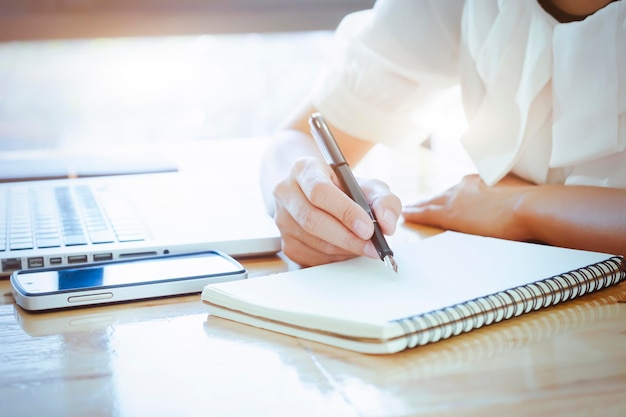 Photo close-up of woman taking notes