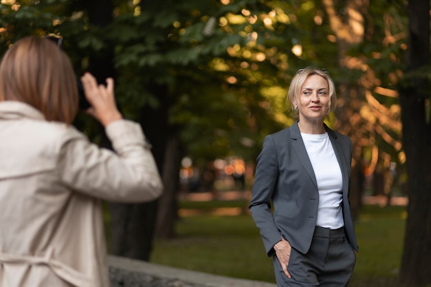 写真 屋外で写真を撮る女性をクローズアップ