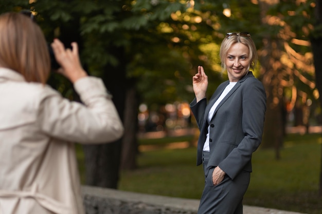 写真を撮っている女性をクローズアップ