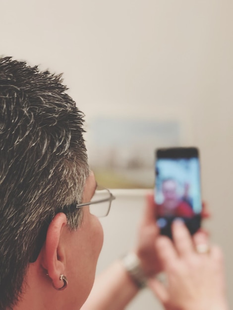 Foto close-up di una donna che si fa un selfie a casa