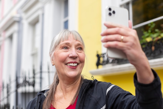 Foto donna ravvicinata che si fa selfie