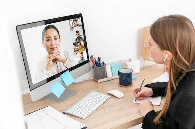 Photo close up woman talking to employee