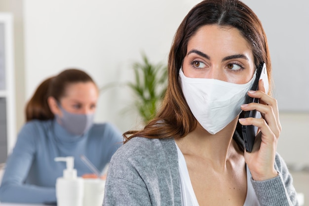 Foto donna del primo piano che parla sul telefono