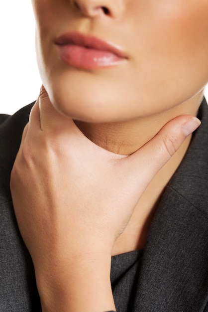 Photo close-up of woman touching neck