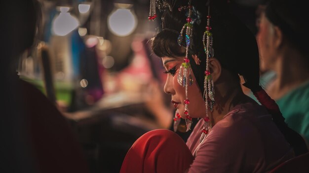 Foto close-up di una donna in abiti tradizionali