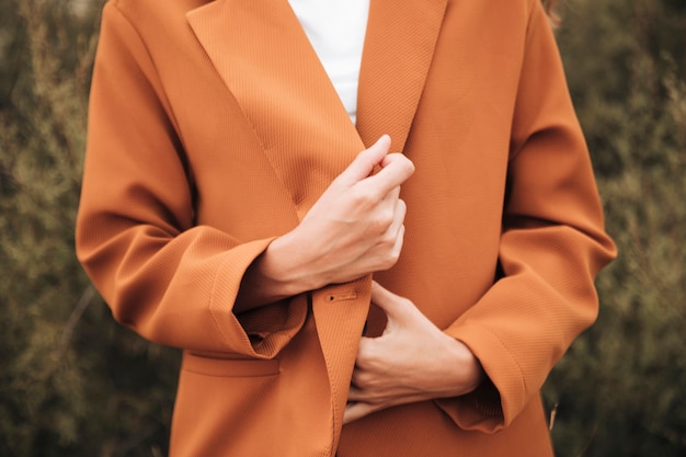 Close-up donna in un trench