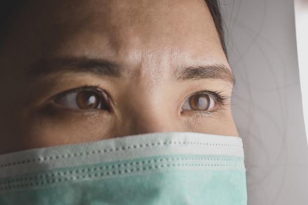 Крупный план Женщина использует маску здоровья для предотвращения микробов, вируса короны, маски для лица Covid 19