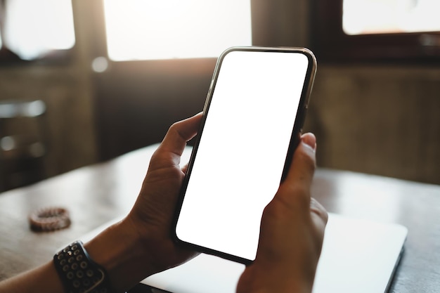 Photo close up of woman using cell phonesending massages on the coffee shophaving sunbathphone with black screentextingvideo calls