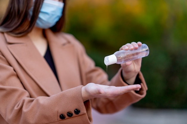 Primo piano di una donna che utilizza disinfettante per le mani