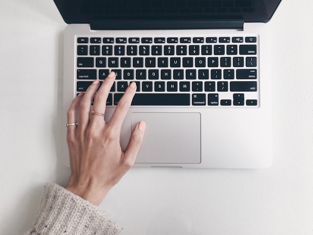 Photo close-up of woman using laptop keyboard