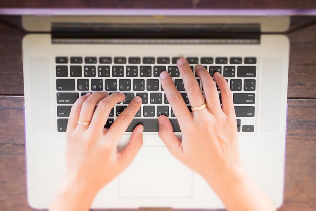 Photo close-up of woman using laptop