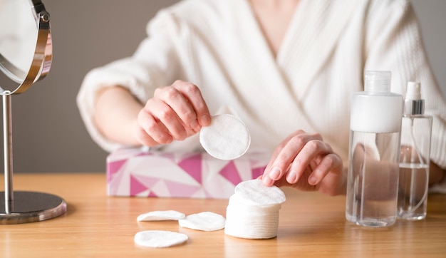 Photo close-up woman using micellar water