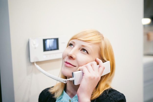 Foto close-up di una donna che usa il telefono cellulare a casa