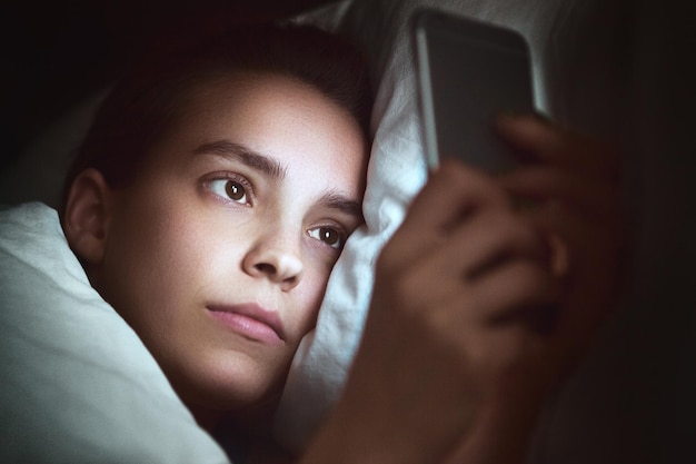 自宅で携帯電話を使用している女性の接写