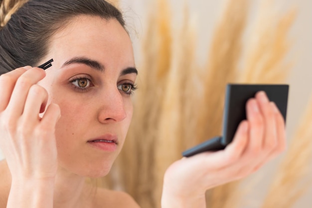 Photo close-up of woman using mobile phone