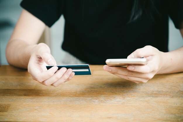 Foto close-up di una donna che usa un telefono cellulare