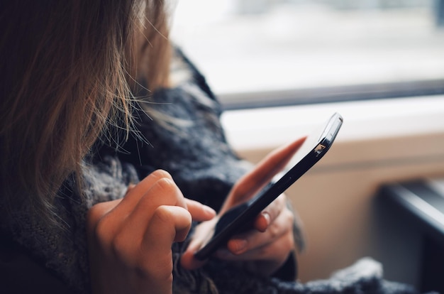 Photo close-up of woman using mobile phone