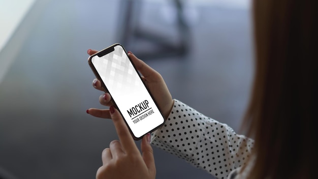 Photo close-up of woman using mobile phone