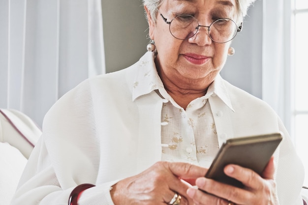 Foto close-up di una donna che usa un telefono cellulare