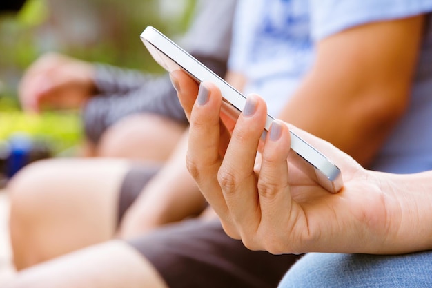 Close-up di una donna che usa un telefono cellulare