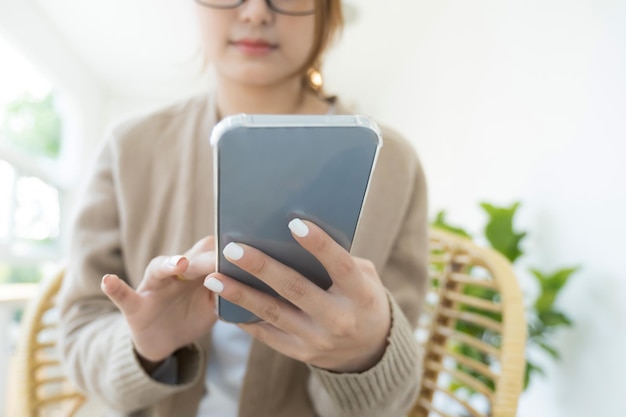 Photo close up of woman using mobile phone