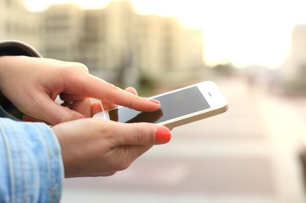 Foto primo piano di una donna che utilizza uno smartphone mobile