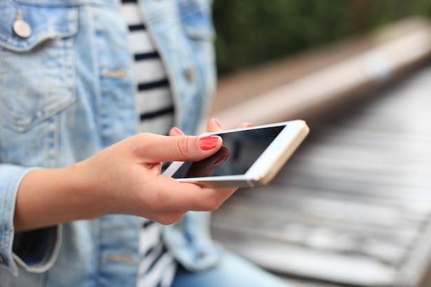 Foto primo piano di una donna che utilizza uno smartphone mobile