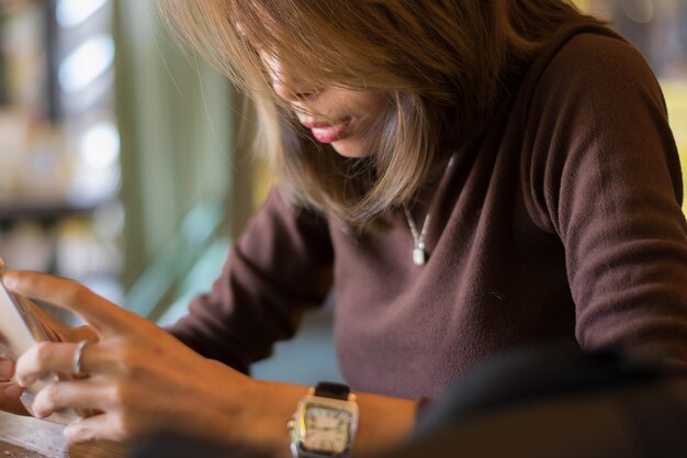 Photo close-up of woman using smart phone