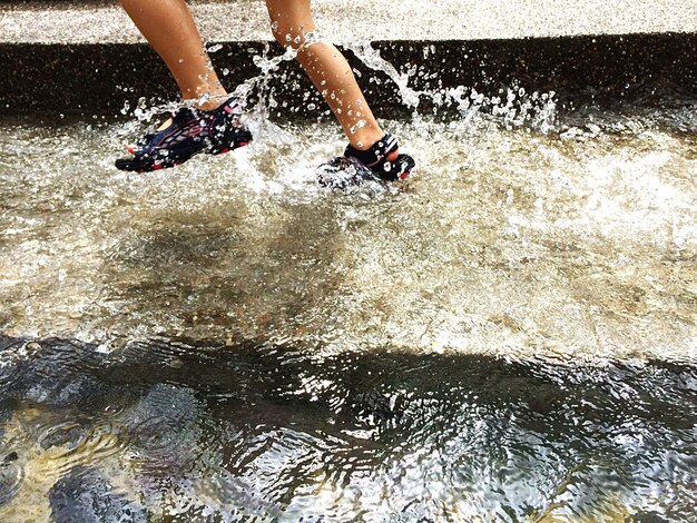 Foto close-up di una donna in acqua