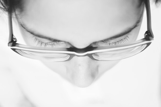 Foto close-up di una donna che indossa gli occhiali