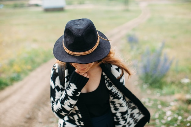 Foto close-up di una donna che indossa un cappello