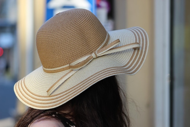 Close-up di una donna che indossa un cappello