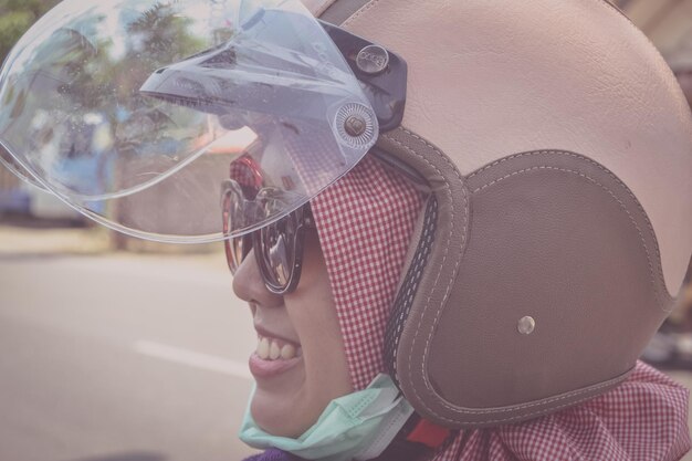 Foto close-up di una donna che indossa un casco