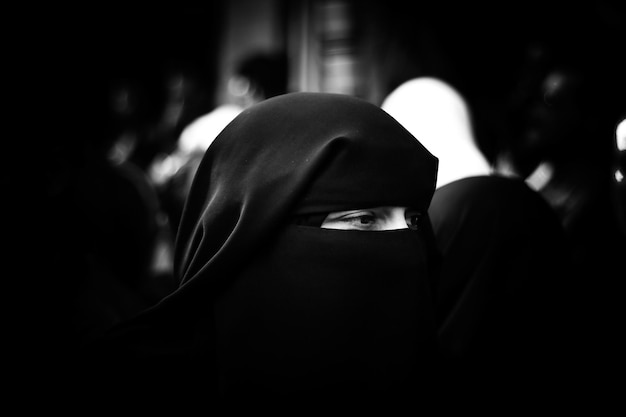 Foto close-up di una donna che indossa l'hijab