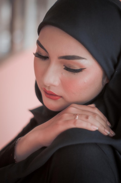 Foto close-up di una donna che indossa l'hijab