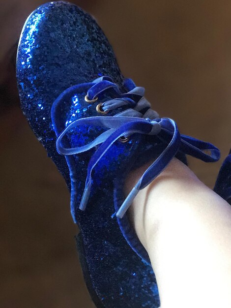 Foto close-up di una donna che indossa scarpe