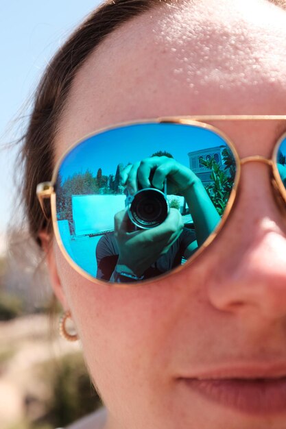 Foto close-up di una donna che indossa occhiali da sole