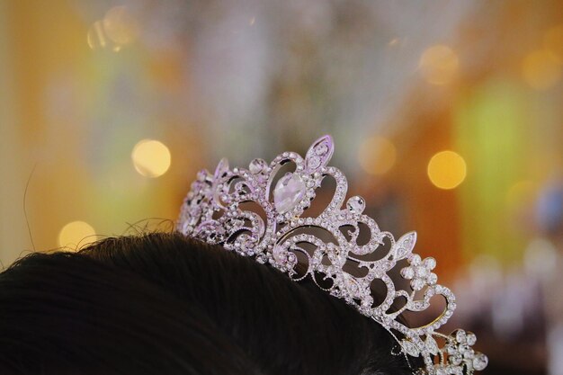 Foto close-up di una donna che indossa una tiara sulla testa