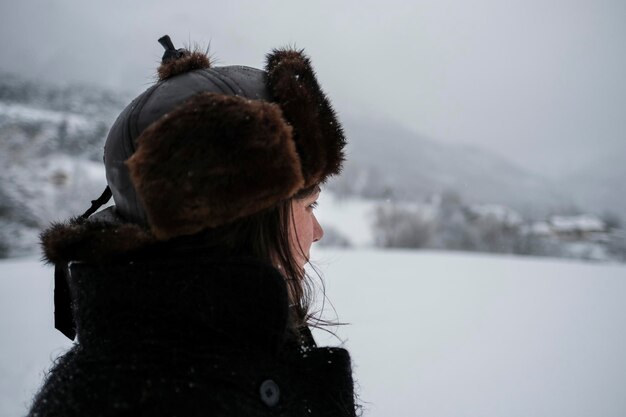 Foto close-up di una donna che indossa abiti caldi sul campo durante l'inverno