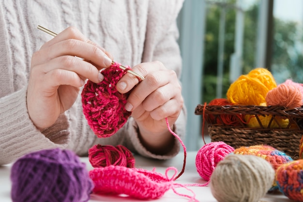 Area di lavoro del tessuto della donna del primo piano